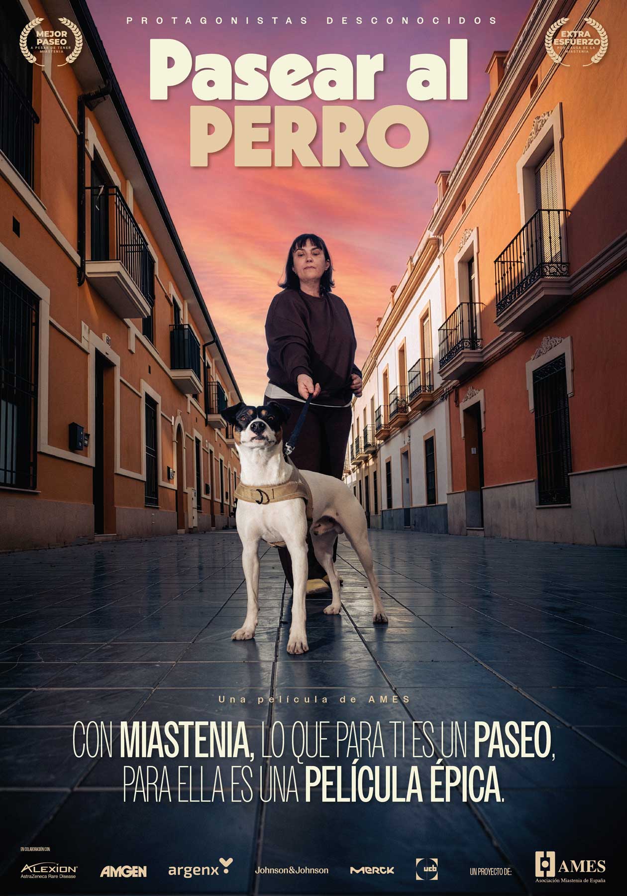 Mujer paseando a un perro con arnés en calle entre casas al atardecer, cartel de película sobre miastenia.