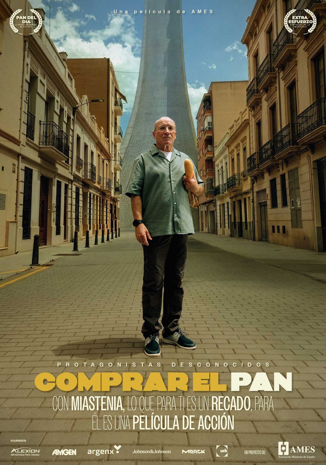Hombre mayor con camisa verde sostiene pan en calle vacía con edificios y torre alta al fondo.